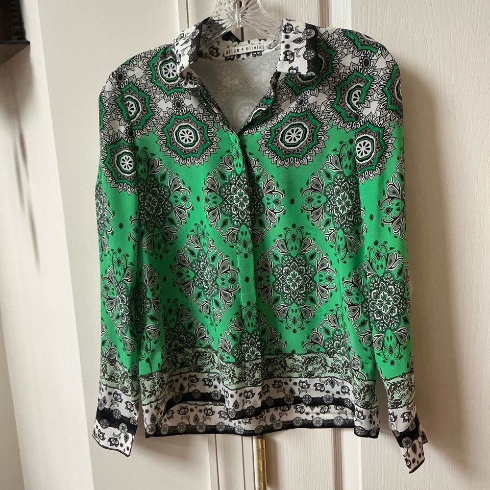 AlICE + OLIVIA MANDELN GREEN PAISLEY PRINT BLOUSE TOP